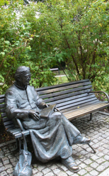 11. Ks. Jan Twardowski, przy kościele Wizytek