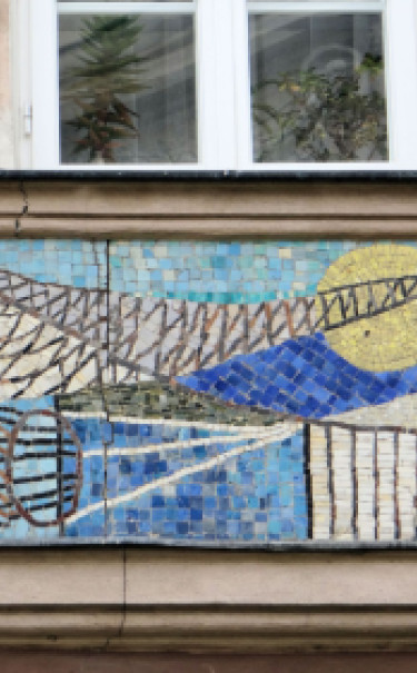 Fryz mozaikowy Romana Artymowskiego, Mostowa 2