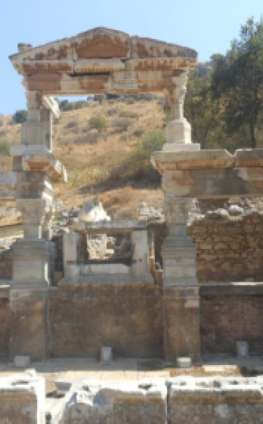 Efez, fontanna Trajana z początku II w.